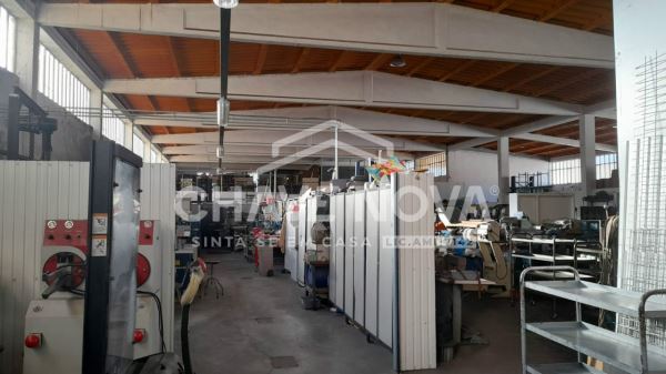 Armazém com 3200 m2 com empresa em funcionamento