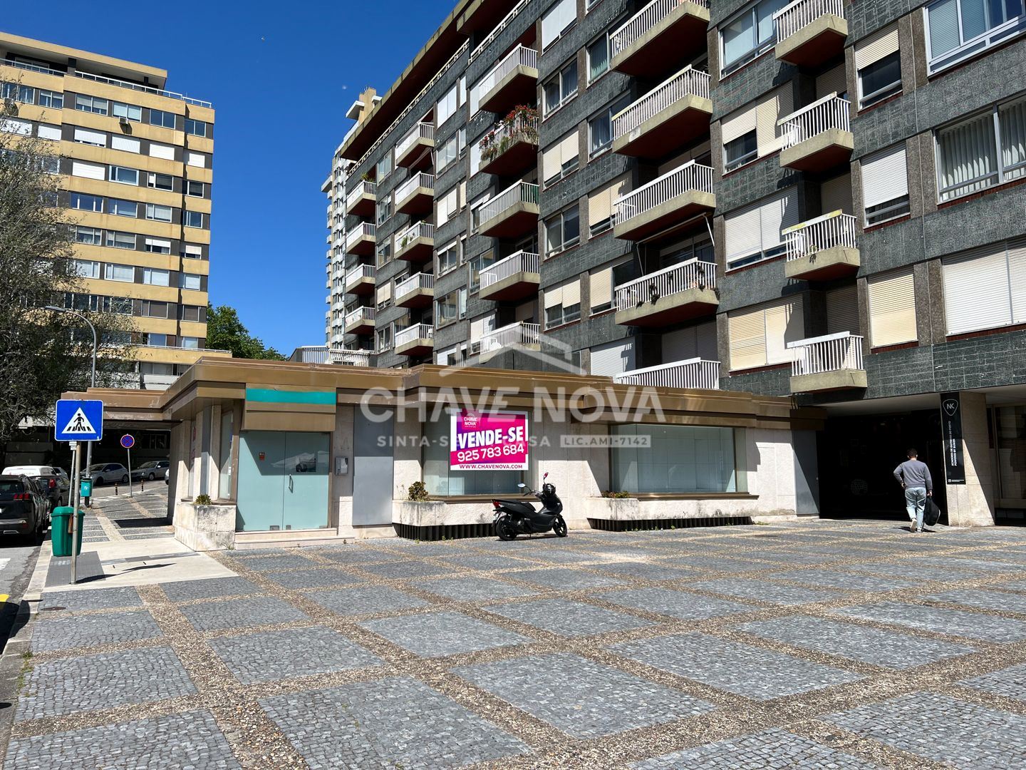 Estabelecimento Comercial de 4 frentes com 2 pisos e 3 casas de banho na zona do Foco (junto à Boavista)