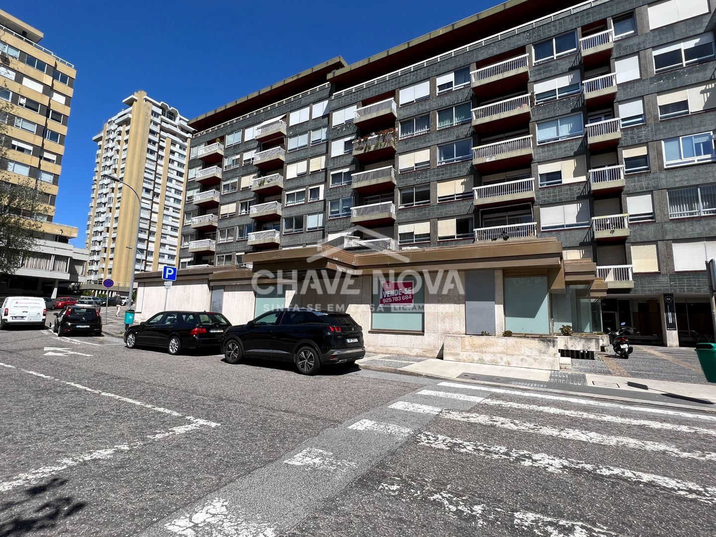 Estabelecimento Comercial de 4 frentes com 2 pisos e 3 casas de banho na zona do Foco (junto à Boavista)