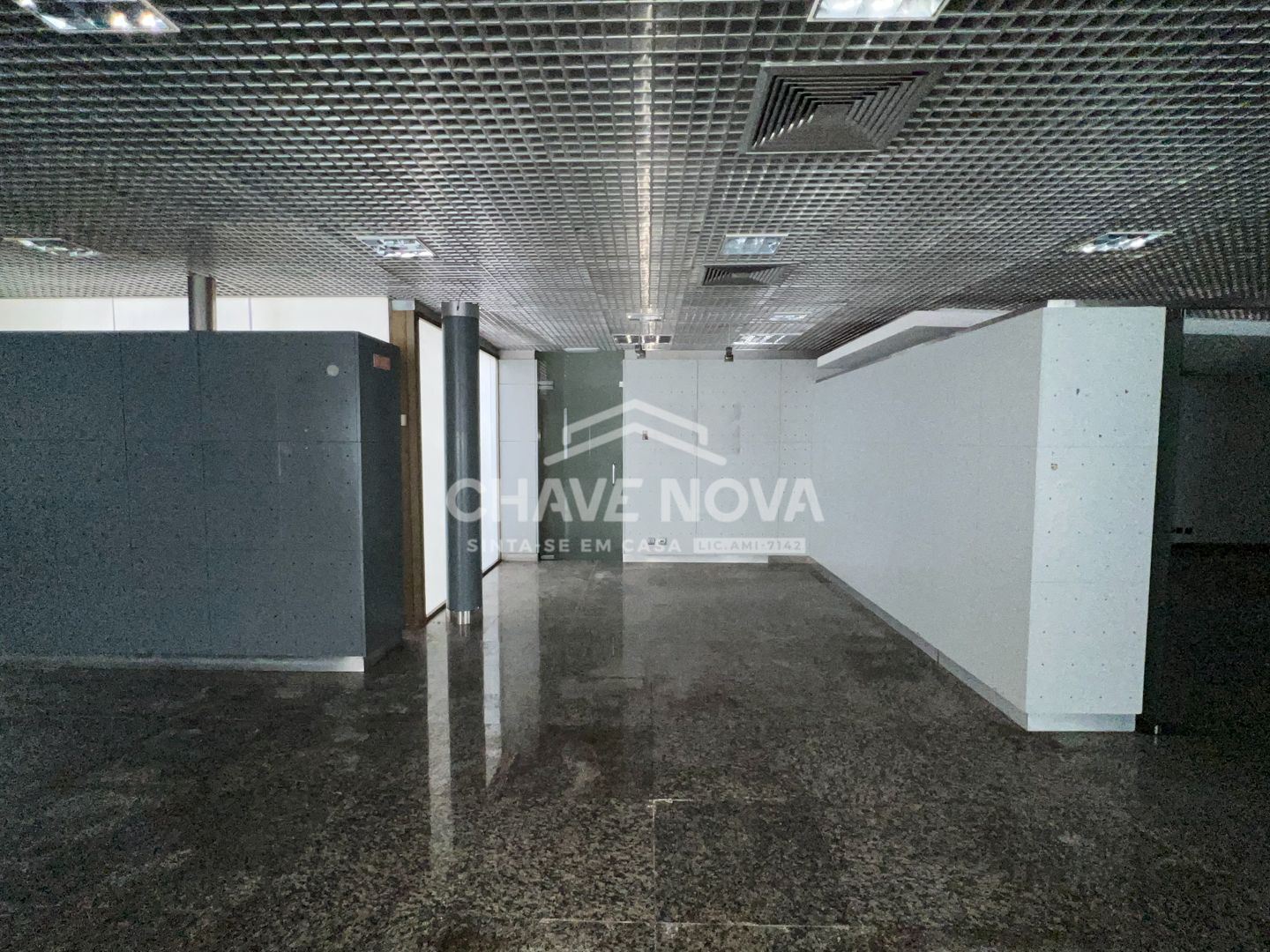Estabelecimento Comercial de 4 frentes com 2 pisos e 3 casas de banho na zona do Foco (junto à Boavista)