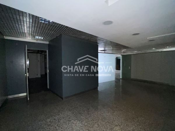 Estabelecimento Comercial de 4 frentes com 2 pisos e 3 casas de banho na zona do Foco (junto à Boavista)