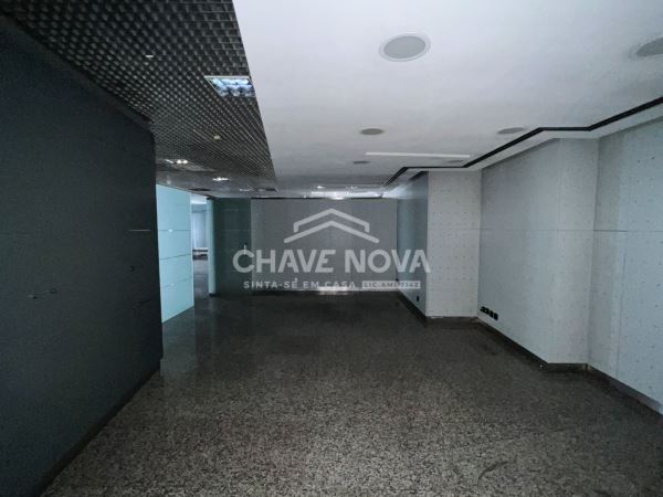 Estabelecimento Comercial de 4 frentes com 2 pisos e 3 casas de banho na zona do Foco (junto à Boavista)