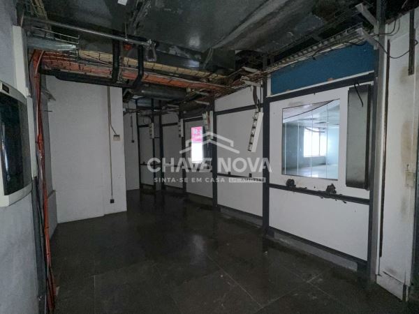 Estabelecimento Comercial de 4 frentes com 2 pisos e 3 casas de banho na zona do Foco (junto à Boavista)