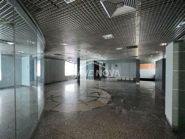 Estabelecimento Comercial de 4 frentes com 2 pisos e 3 casas de banho na zona do Foco (junto à Boavista)
