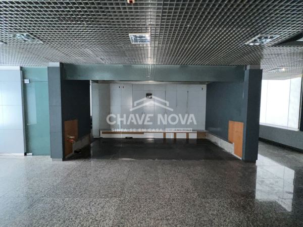 Estabelecimento Comercial de 4 frentes com 2 pisos e 3 casas de banho na zona do Foco (junto à Boavista)