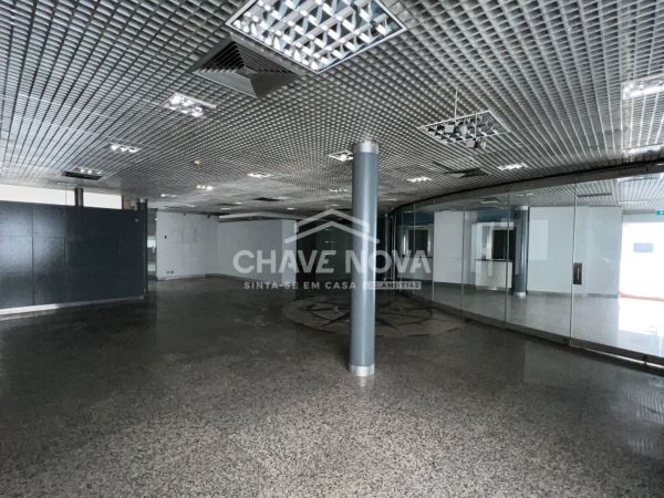 Estabelecimento Comercial de 4 frentes com 2 pisos e 3 casas de banho na zona do Foco (junto à Boavista)