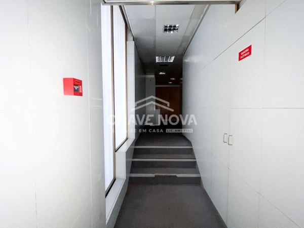 Estabelecimento Comercial de 4 frentes com 2 pisos e 3 casas de banho na zona do Foco (junto à Boavista)