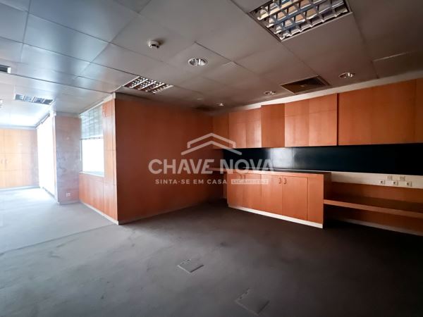 Estabelecimento Comercial de 4 frentes com 2 pisos e 3 casas de banho na zona do Foco (junto à Boavista)