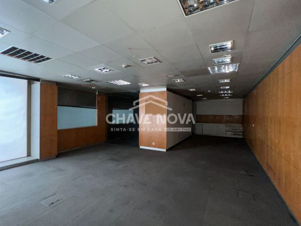 Estabelecimento Comercial de 4 frentes com 2 pisos e 3 casas de banho na zona do Foco (junto à Boavista)