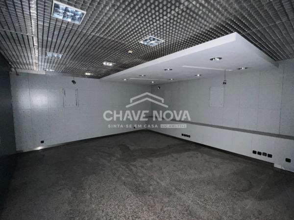 Estabelecimento Comercial de 4 frentes com 2 pisos e 3 casas de banho na zona do Foco (junto à Boavista)