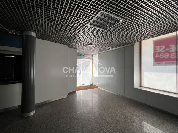 Estabelecimento Comercial de 4 frentes com 2 pisos e 3 casas de banho na zona do Foco (junto à Boavista)