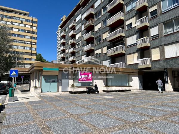 Estabelecimento Comercial de 4 frentes com 2 pisos e 3 casas de banho na zona do Foco (junto à Boavista)