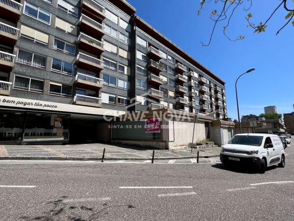 Estabelecimento Comercial de 4 frentes com 2 pisos e 3 casas de banho na zona do Foco (junto à Boavista)