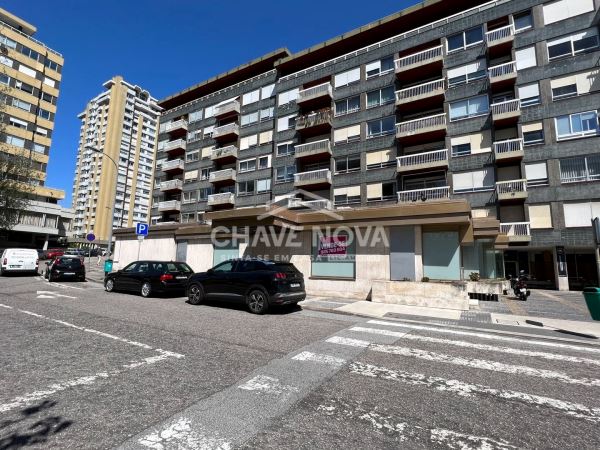 Estabelecimento Comercial de 4 frentes com 2 pisos e 3 casas de banho na zona do Foco (junto à Boavista)