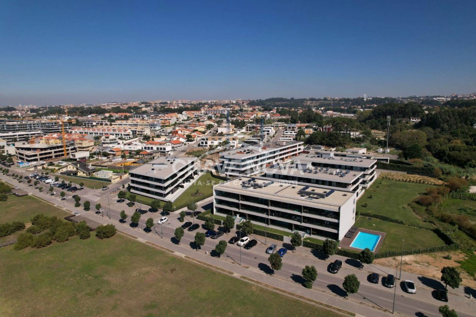 Apartamento T0 Semi Novo c/ 2 Lugares de Garagem em Canidelo (200m das Praias)