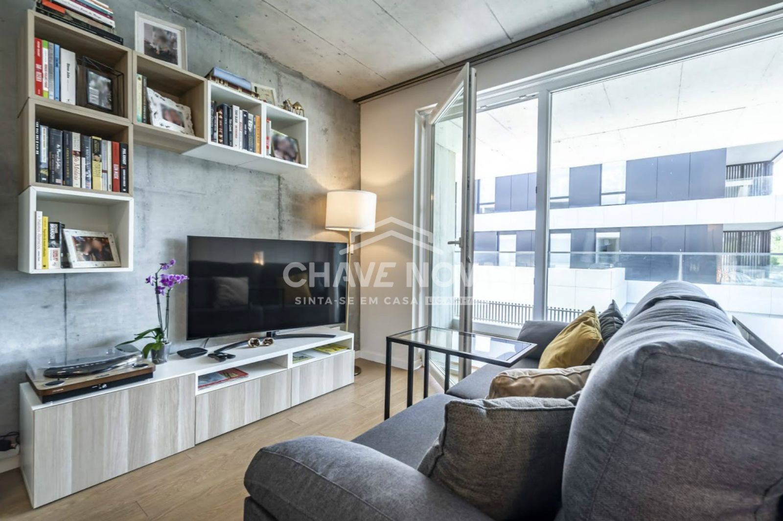 Apartamento T0 Semi Novo c/ 2 Lugares de Garagem em Canidelo (200m das Praias)