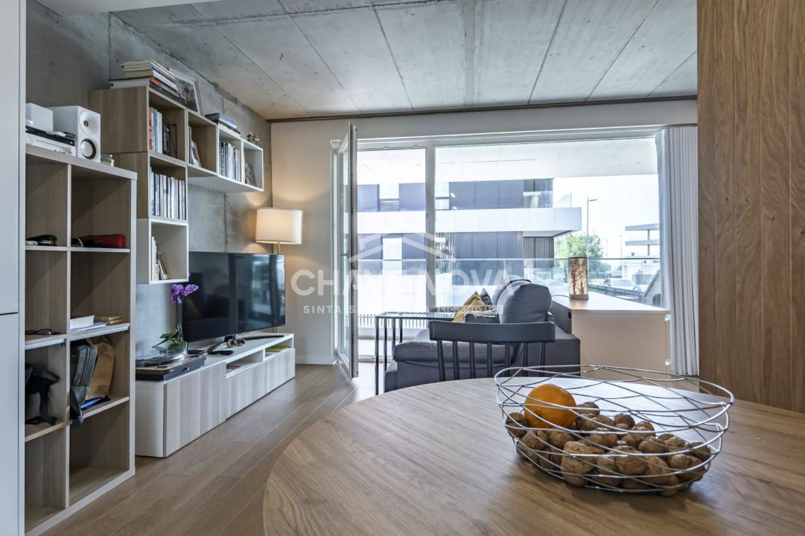 Apartamento T0 Semi Novo c/ 2 Lugares de Garagem em Canidelo (200m das Praias)