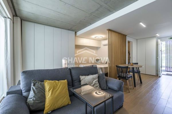 Apartamento T0 Semi Novo c/ 2 Lugares de Garagem em Canidelo (200m das Praias)