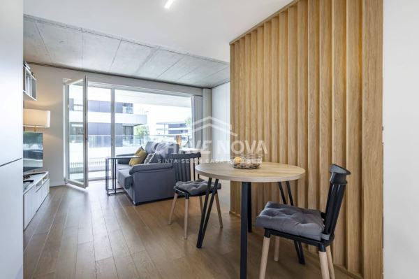 Apartamento T0 Semi Novo c/ 2 Lugares de Garagem em Canidelo (200m das Praias)
