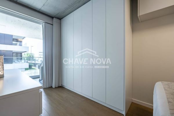 Apartamento T0 Semi Novo c/ 2 Lugares de Garagem em Canidelo (200m das Praias)