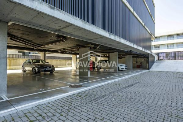 Apartamento T0 Semi Novo c/ 2 Lugares de Garagem em Canidelo (200m das Praias)