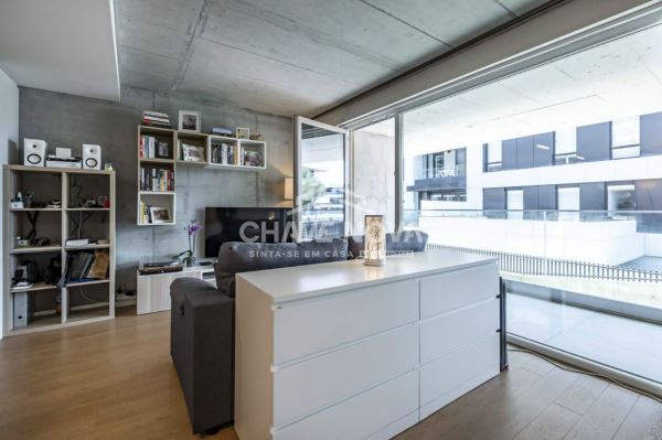 Apartamento T0 Semi Novo c/ 2 Lugares de Garagem em Canidelo (200m das Praias)