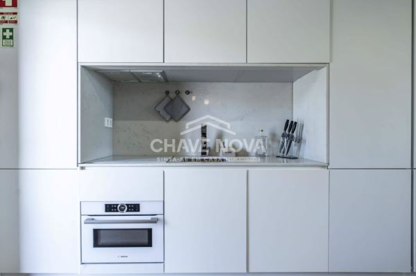 Apartamento T0 Semi Novo c/ 2 Lugares de Garagem em Canidelo (200m das Praias)