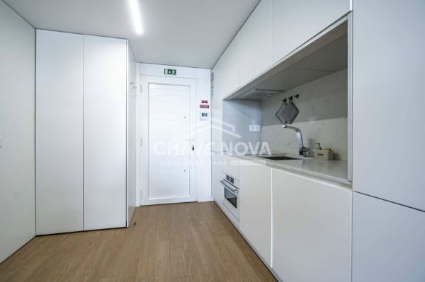 Apartamento T0 Semi Novo c/ 2 Lugares de Garagem em Canidelo (200m das Praias)
