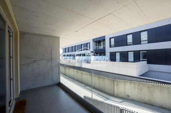 Apartamento T0 Semi Novo c/ 2 Lugares de Garagem em Canidelo (200m das Praias)