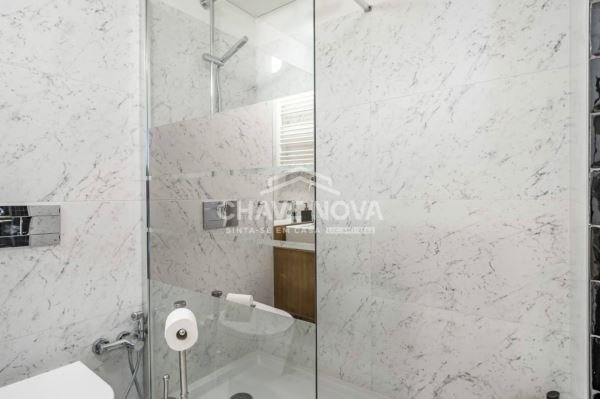 Apartamento T0 Semi Novo c/ 2 Lugares de Garagem em Canidelo (200m das Praias)