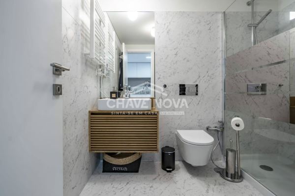 Apartamento T0 Semi Novo c/ 2 Lugares de Garagem em Canidelo (200m das Praias)