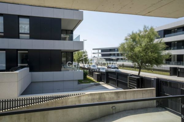 Apartamento T0 Semi Novo c/ 2 Lugares de Garagem em Canidelo (200m das Praias)