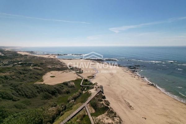 Apartamento T0 Semi Novo c/ 2 Lugares de Garagem em Canidelo (200m das Praias)