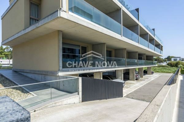 Apartamento T0 Semi Novo c/ 2 Lugares de Garagem em Canidelo (200m das Praias)
