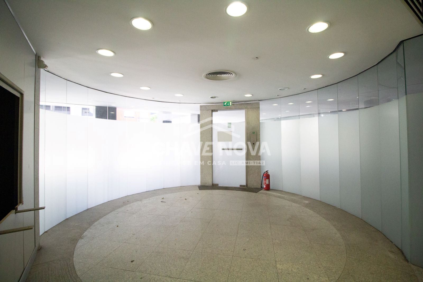 Estabelecimento Comercial de 2 frentes com 2 pisos na Avenida da Boavista