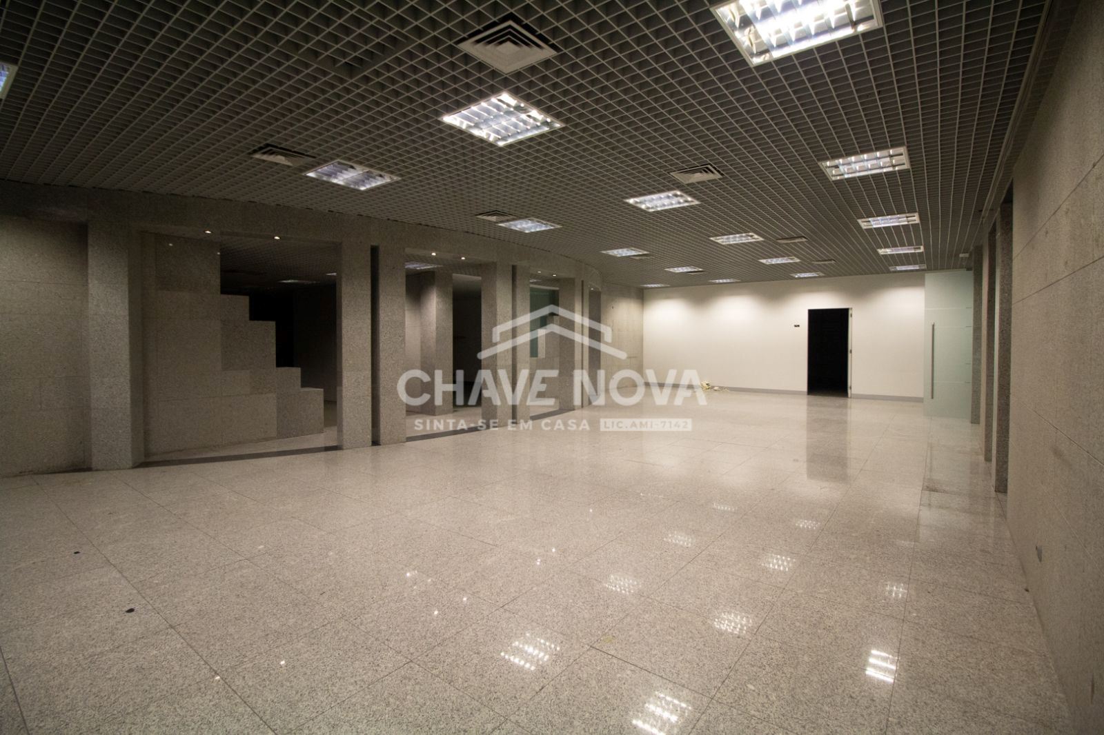 Estabelecimento Comercial de 2 frentes com 2 pisos na Avenida da Boavista
