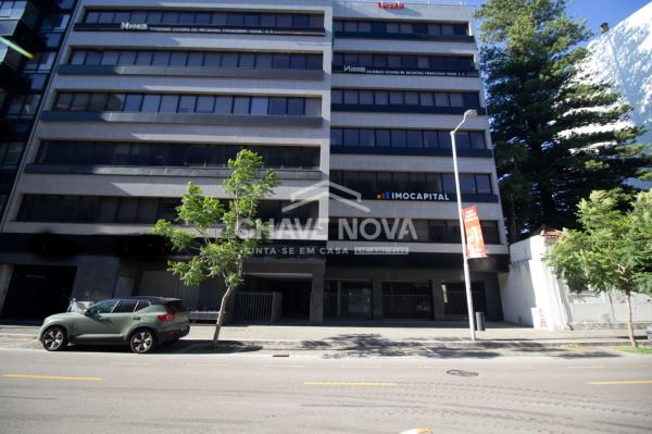 Estabelecimento Comercial de 2 frentes com 2 pisos na Avenida da Boavista