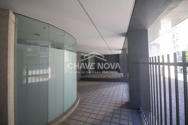Estabelecimento Comercial de 2 frentes com 2 pisos na Avenida da Boavista