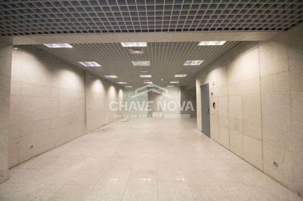 Estabelecimento Comercial de 2 frentes com 2 pisos na Avenida da Boavista