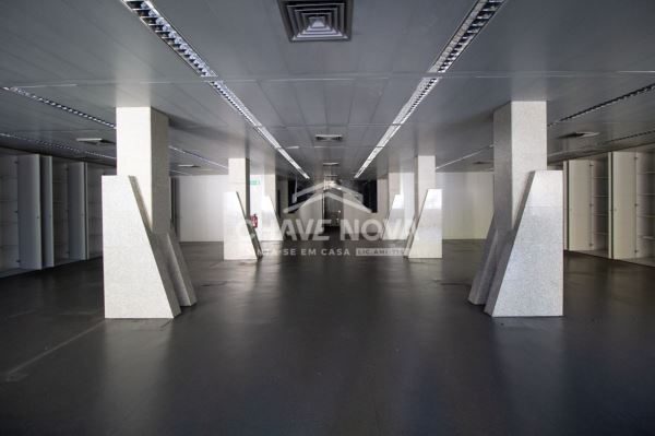 Estabelecimento Comercial de 2 frentes com 2 pisos na Avenida da Boavista