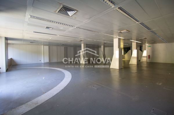 Estabelecimento Comercial de 2 frentes com 2 pisos na Avenida da Boavista