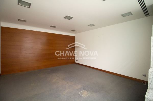 Estabelecimento Comercial de 2 frentes com 2 pisos na Avenida da Boavista