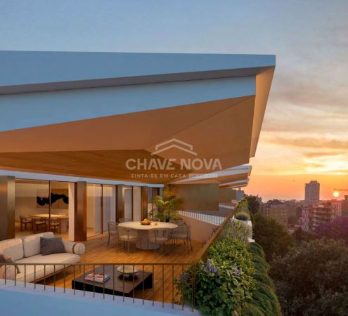 Apartamento T4 Duplex na Avenida da Boavista em condomínio de luxo