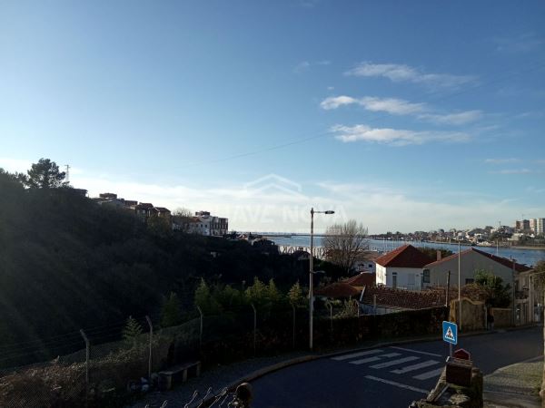 Venda de quatro imóveis na Afurada 