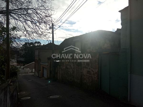 Venda de quatro imóveis na Afurada 