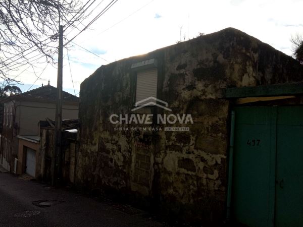 Venda de quatro imóveis na Afurada 