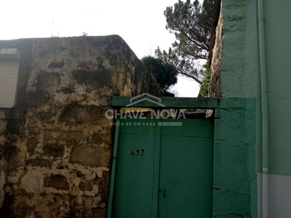 Venda de quatro imóveis na Afurada 