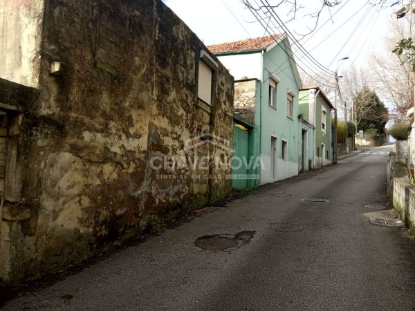 Venda de quatro imóveis na Afurada 