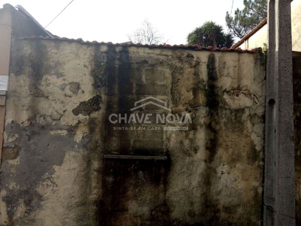 Venda de quatro imóveis na Afurada 