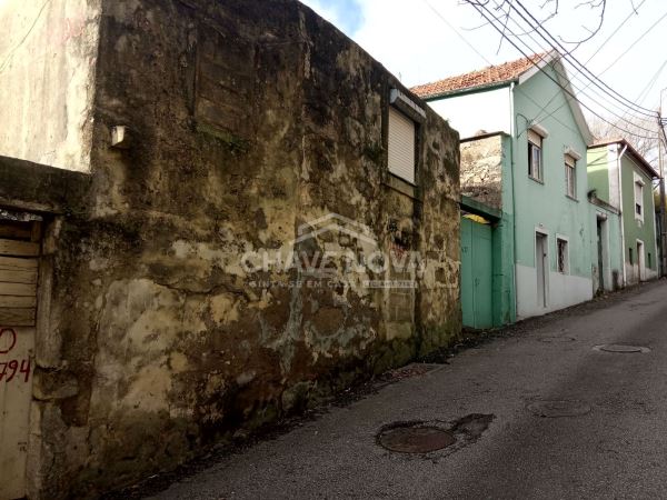 Venda de quatro imóveis na Afurada 
